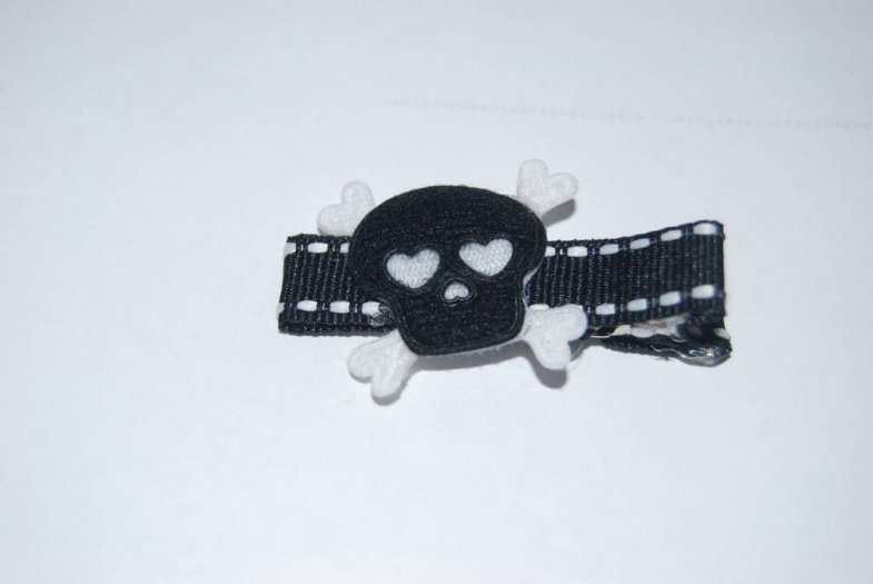 Black and White Skull Clip - Click Image to Close